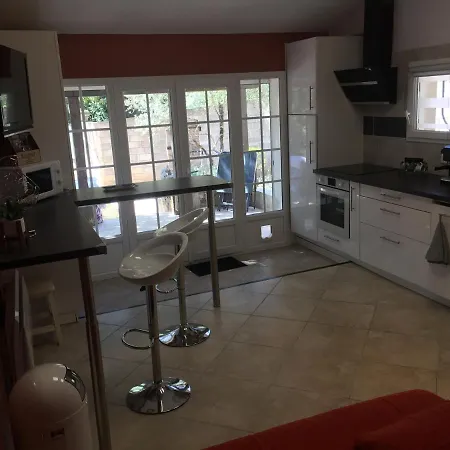 Appartement Dépendance individuelle à Nans-les-Pins Extérieur photo